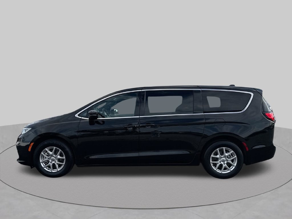 Used 2024 Chrysler Pacifica Touring FWD image 5