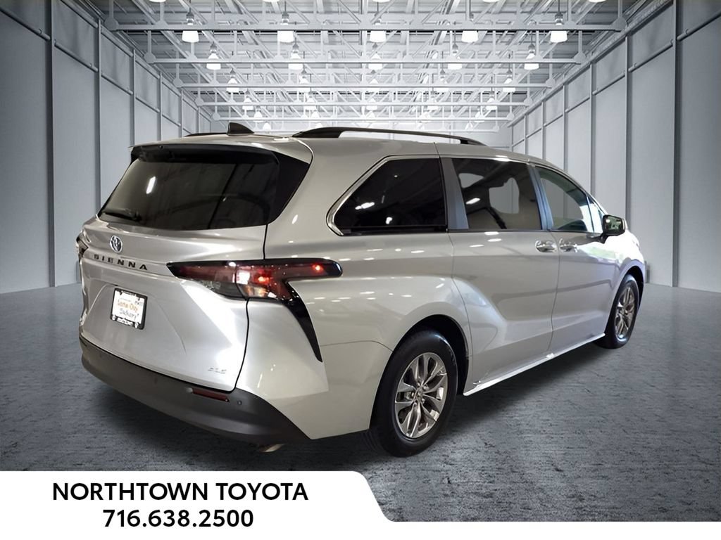Used 2025 Toyota Sienna XLE FWD image 27