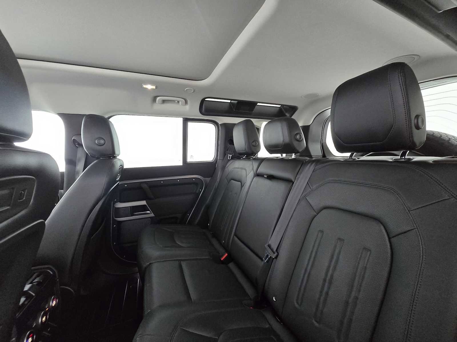 Used 2022 Land Rover Defender 110 SE image 16