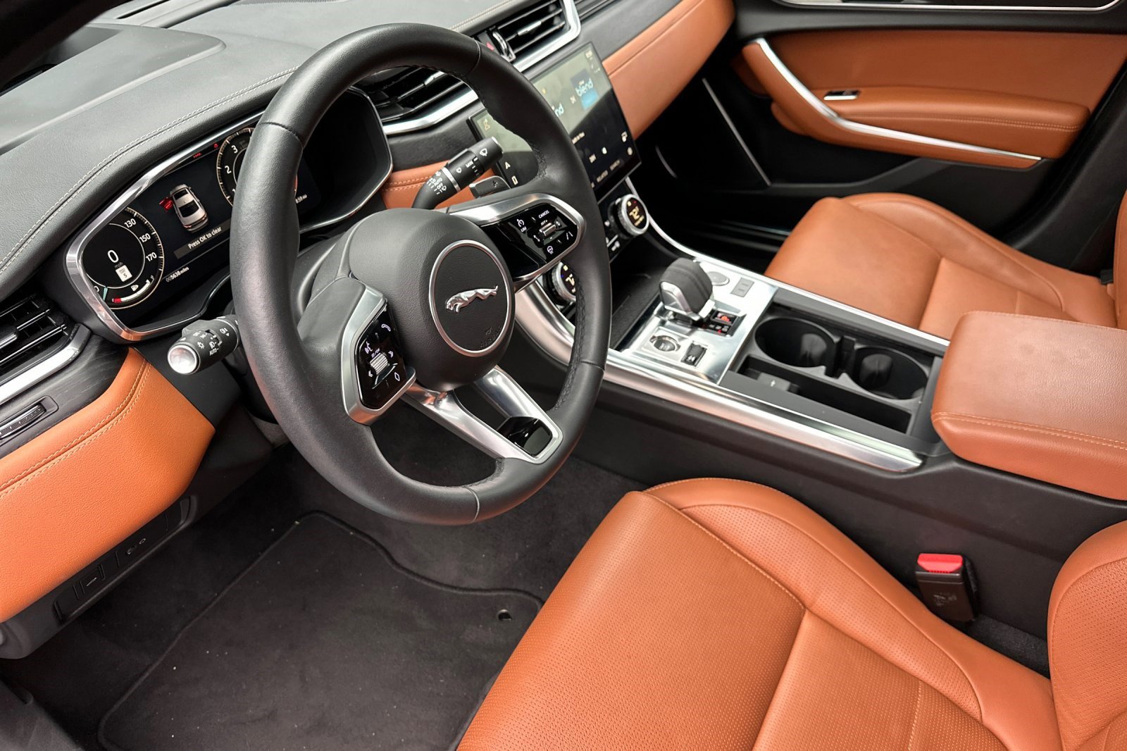 Used 2024 Jaguar XF R-Dynamic SE image 5