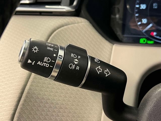 Used 2018 Land Rover Range Rover Velar R-Dynamic SE AWD/4WD image 24