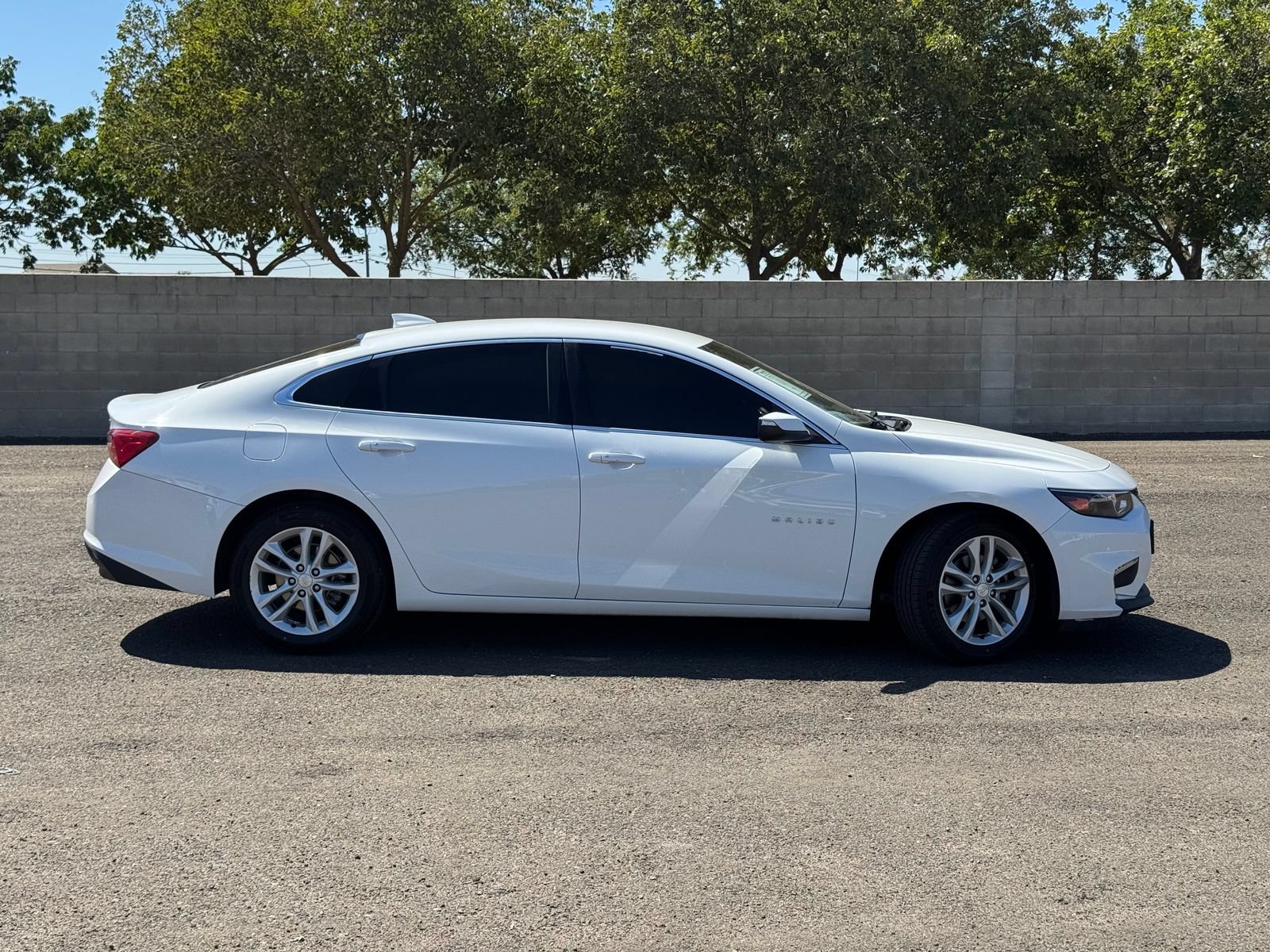 Used 2017 Chevrolet Malibu LT FWD image 2