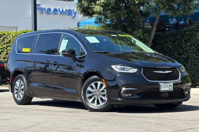 Used 2024 Chrysler Pacifica Limited FWD image 2
