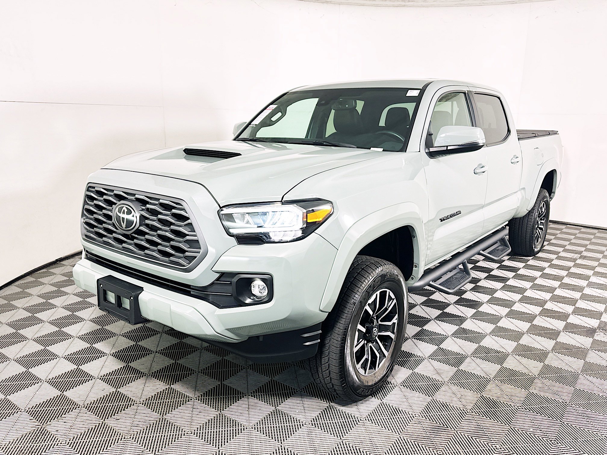 Used 2022 Toyota Tacoma TRD Sport w/ TRD Premium Sport Package AWD/4WD image 7