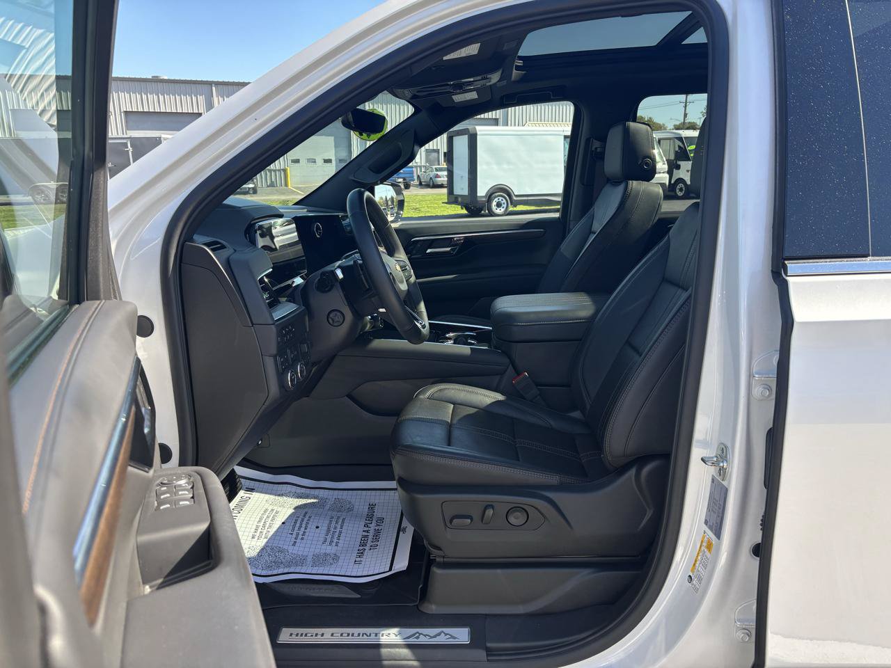 Used 2025 Chevrolet Suburban High Country AWD/4WD image 9