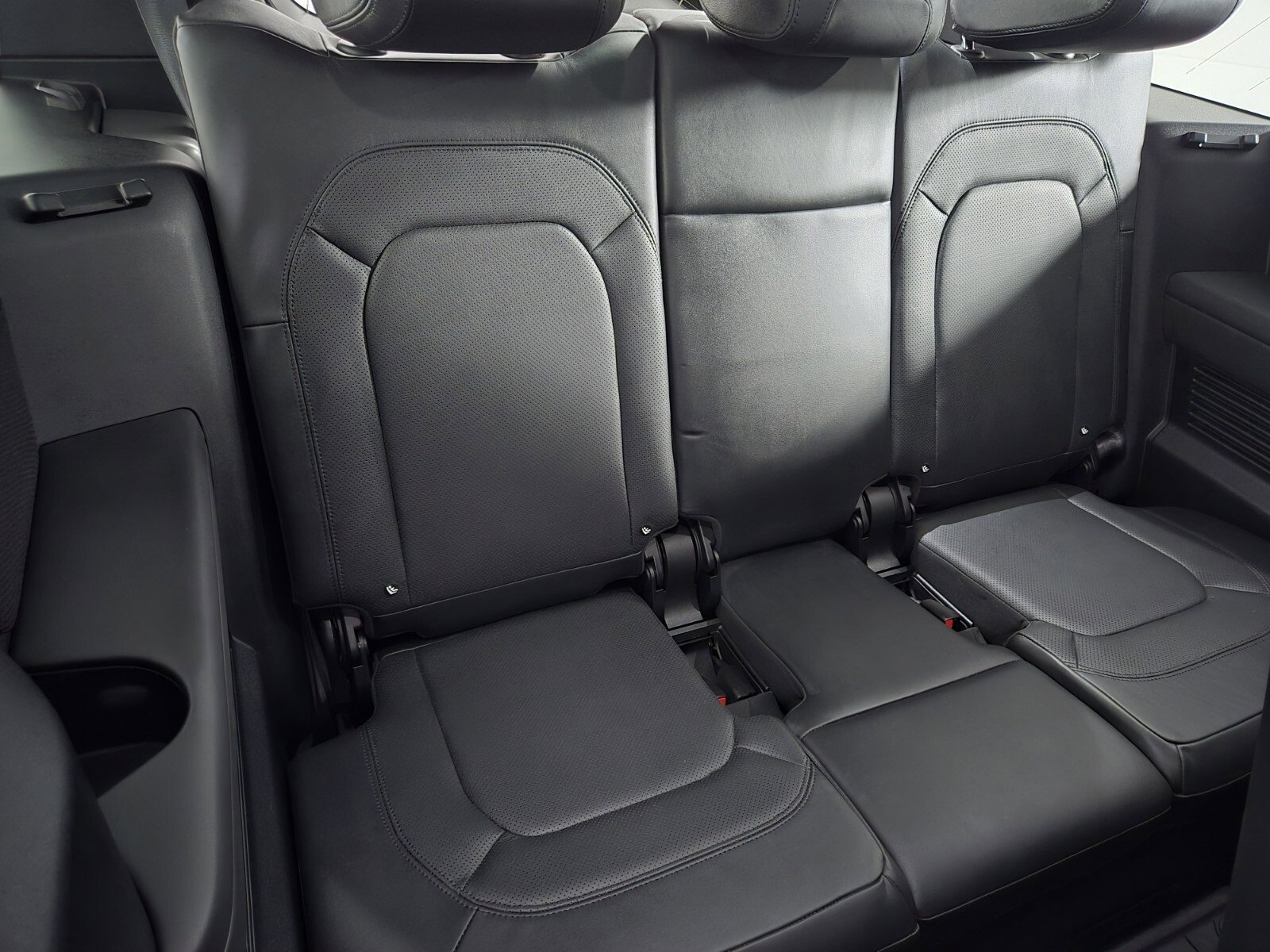 Used 2023 Land Rover Defender 130 X-Dynamic SE image 17