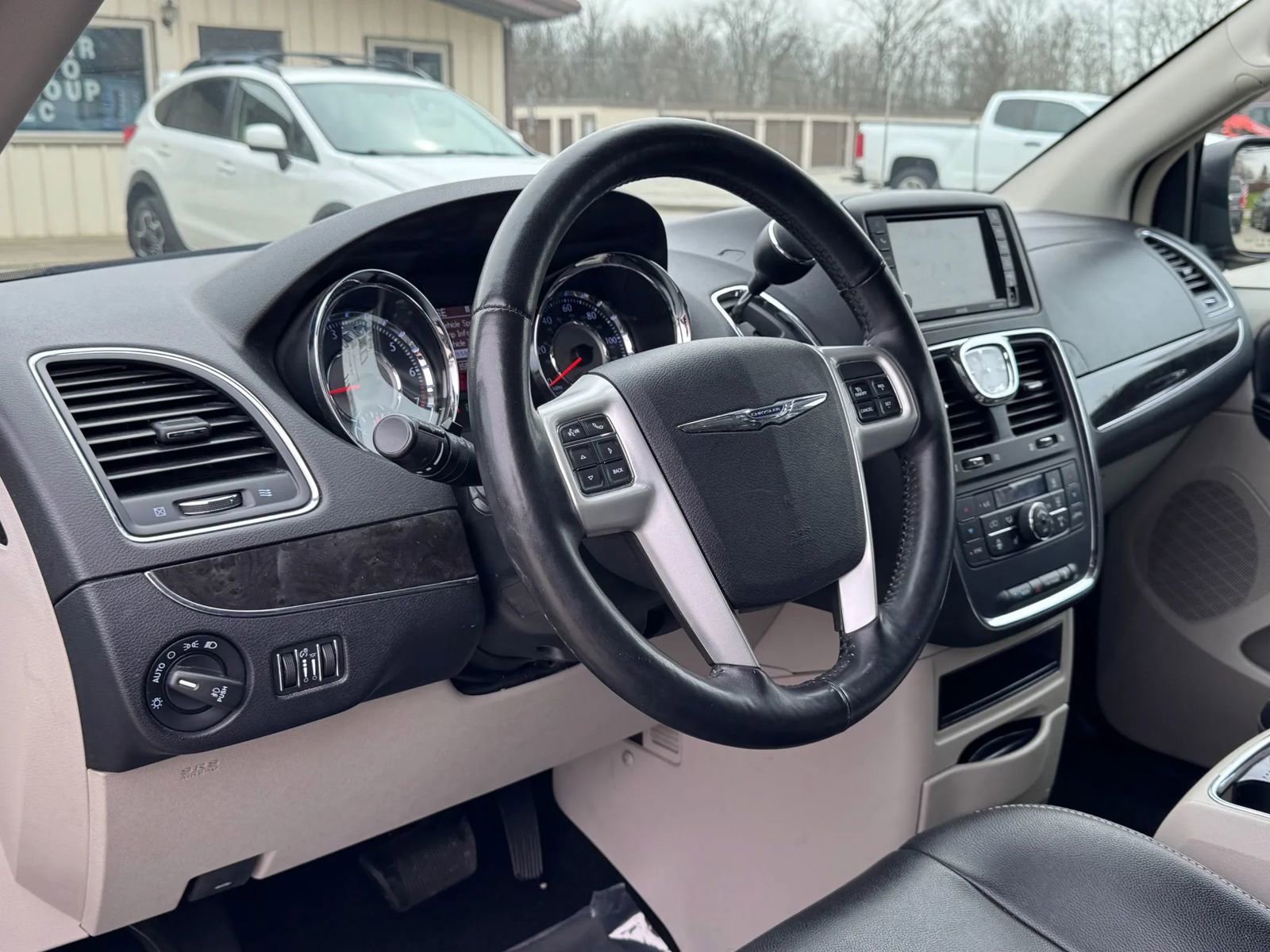 Used 2016 Chrysler Town & Country Touring w/ Driver Convenience Group FWD image 15