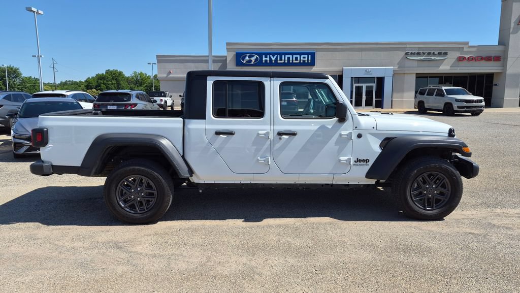 Used 2025 Jeep Gladiator Sport AWD/4WD image 2