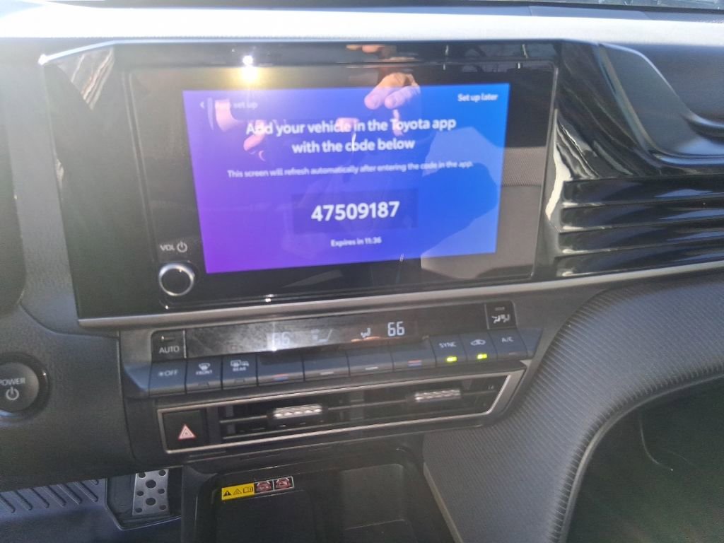 Used 2025 Toyota Camry SE w/ Convenience Package image 16