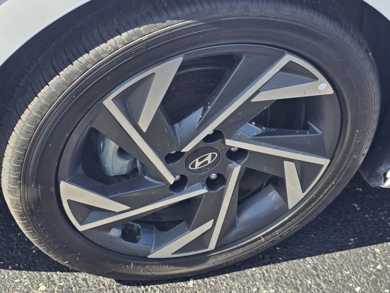 Used 2025 Hyundai Elantra Limited FWD image 16