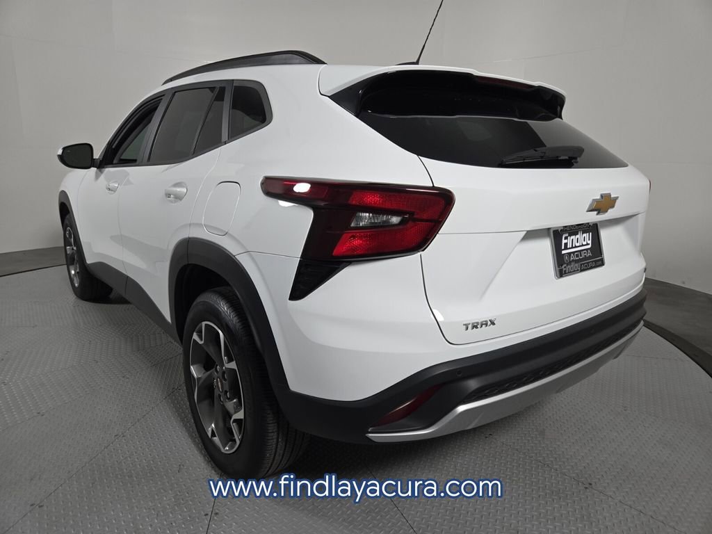 Used 2024 Chevrolet Trax LT w/ Driver Confidence Package FWD image 4