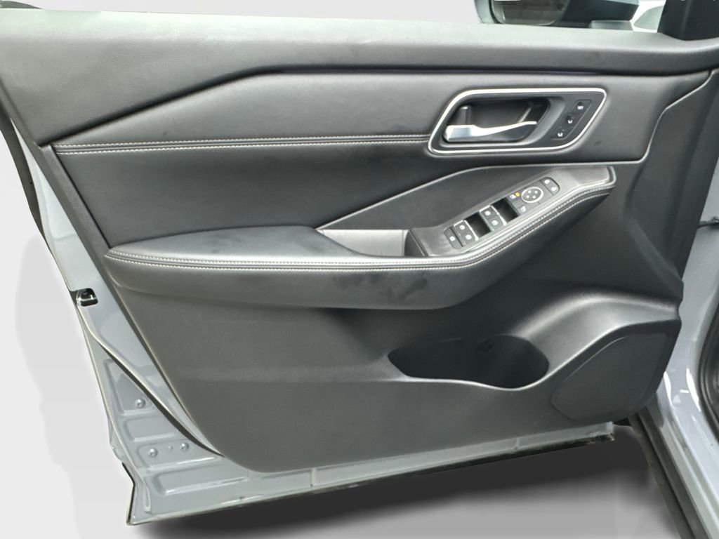 Used 2025 Nissan Rogue Platinum w/ Tech Package image 31