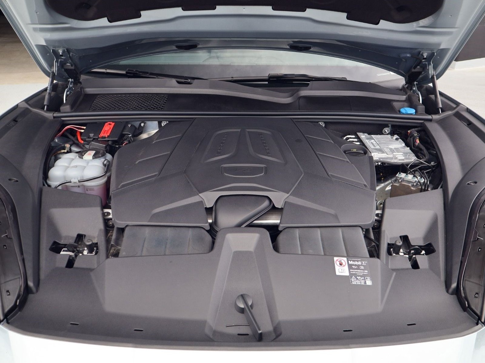 Certified 2025 Porsche Cayenne AWD/4WD image 25