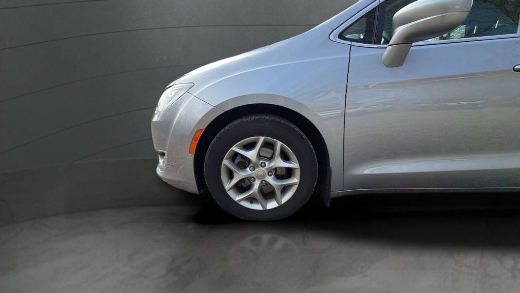Used 2019 Chrysler Pacifica Touring Plus w/ Tire & Wheel Group FWD image 16