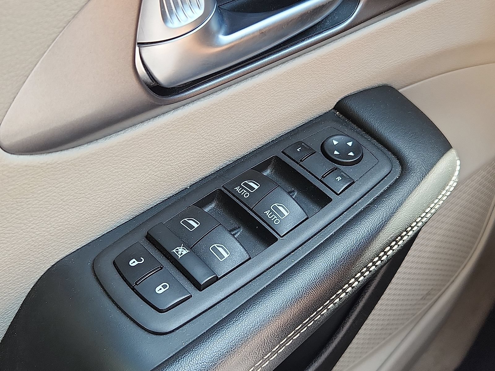 Used 2023 Chrysler Pacifica Touring-L FWD image 18