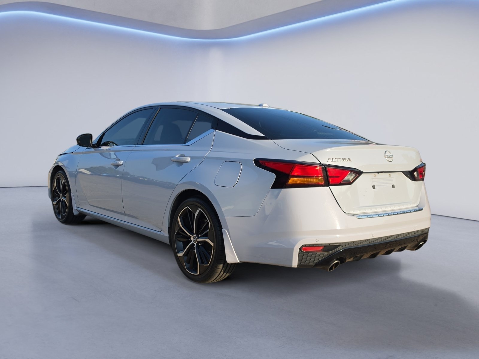 Used 2023 Nissan Altima 2.5 SR w/ SR Premium Package FWD image 3