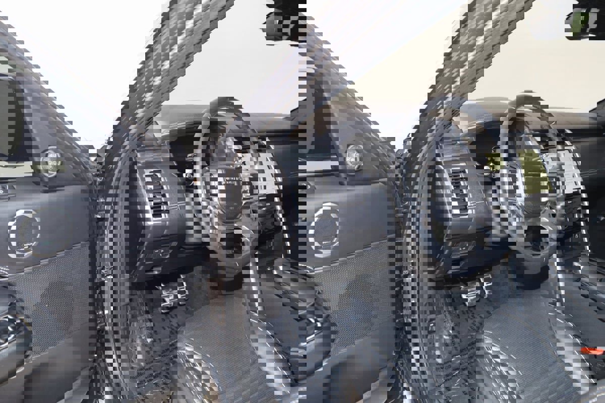 Used 2023 Land Rover Discovery Metropolitan Edition image 51