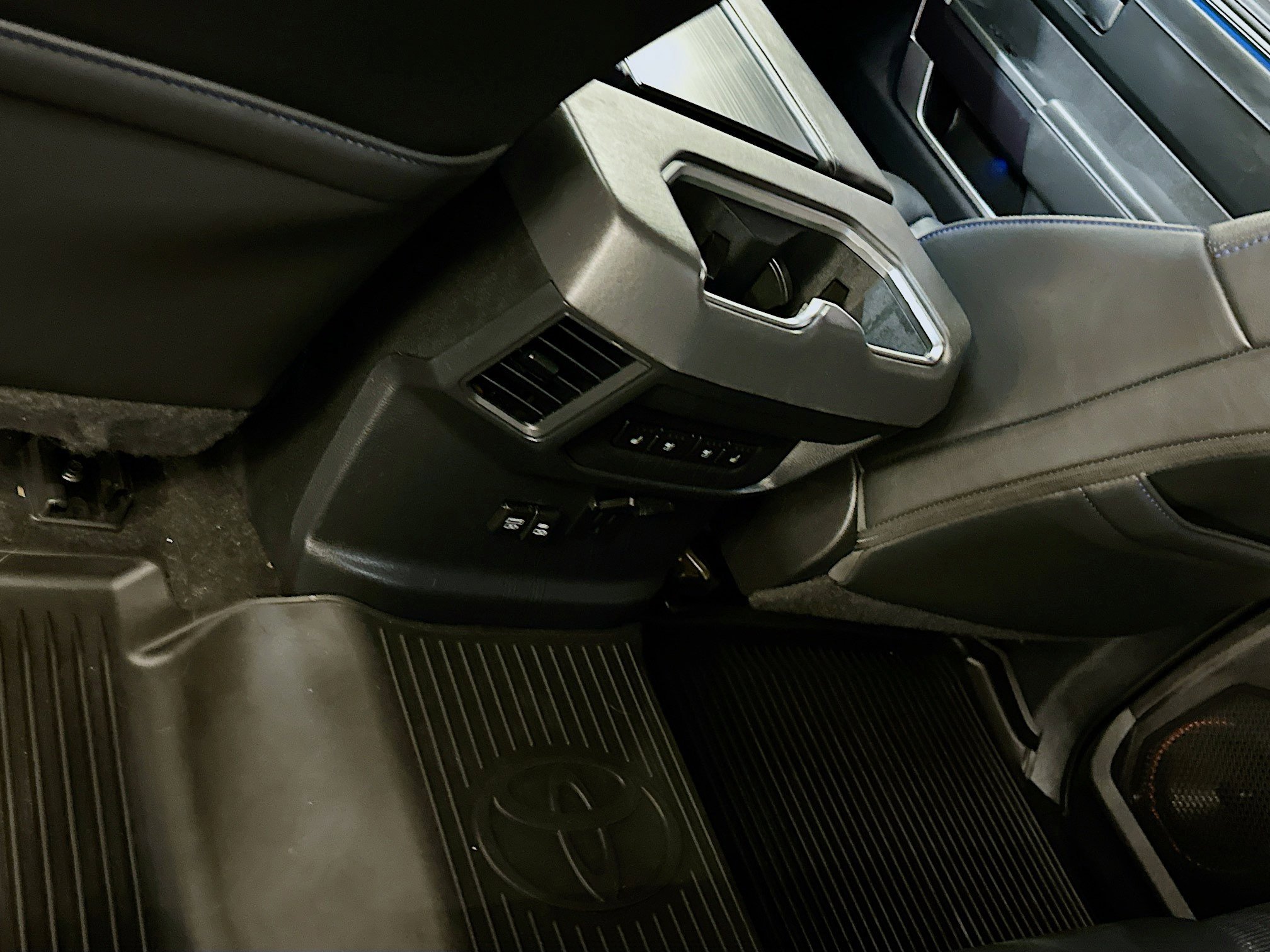 Used 2022 Toyota Tundra Platinum w/ Advanced Package AWD/4WD image 29