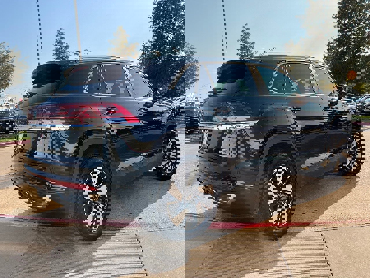 Used 2025 Volkswagen Atlas Cross Sport SE image 6