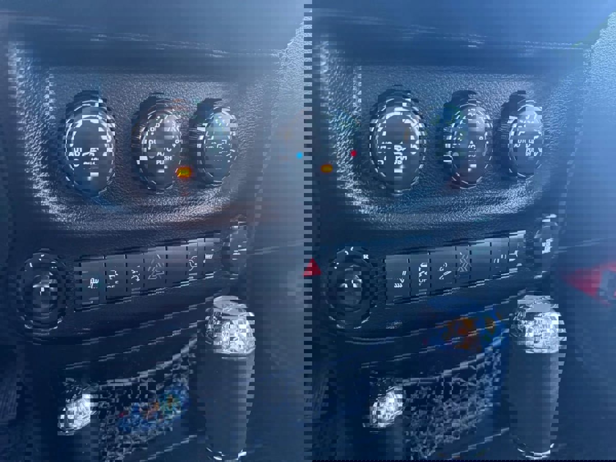 Used 2016 Jeep Wrangler Unlimited Rubicon image 14