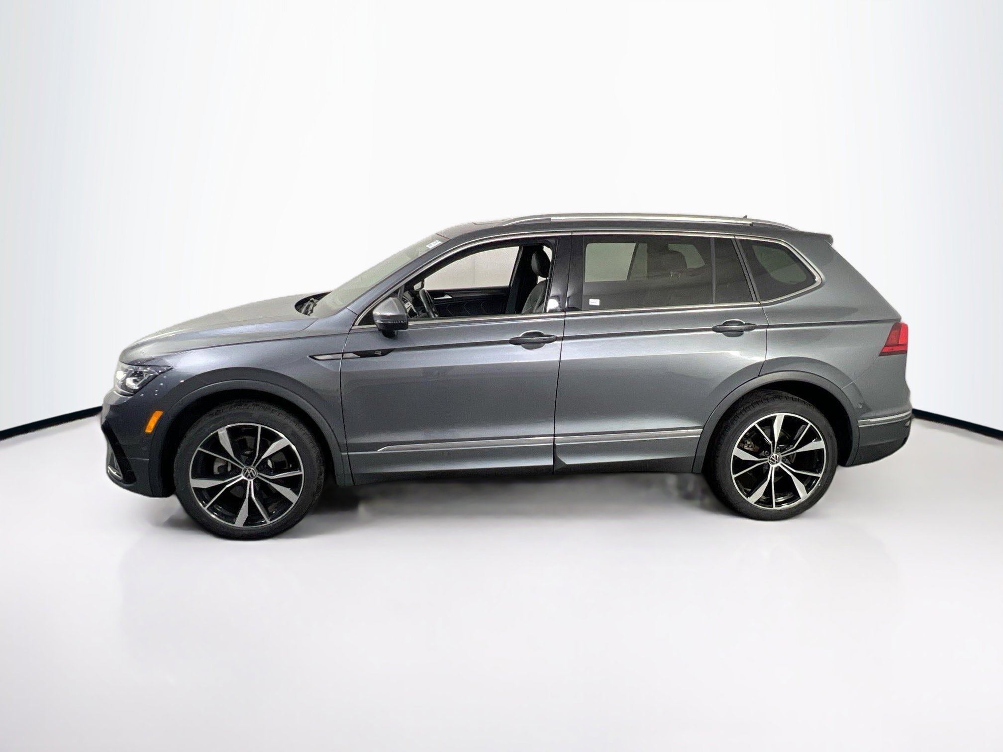Used 2022 Volkswagen Tiguan SEL R-Line AWD/4WD image 8