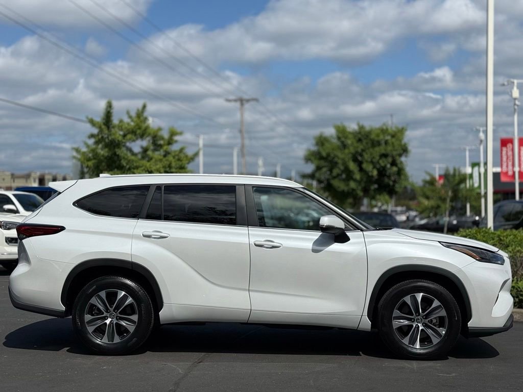 Used 2023 Toyota Highlander XLE FWD image 4