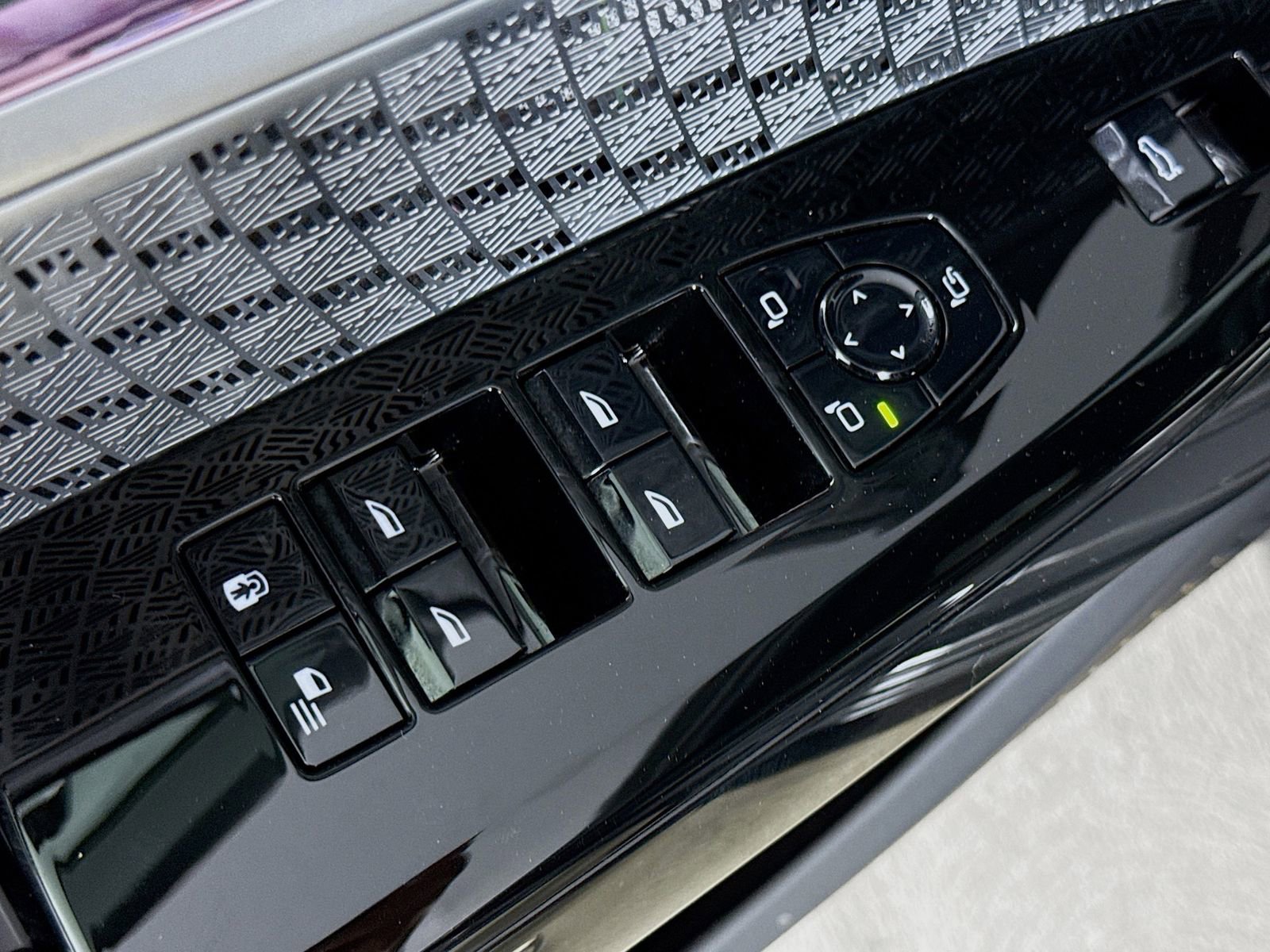 Used 2025 BMW 760i xDrive image 18