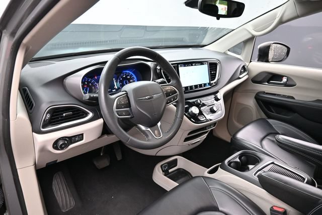 Used 2023 Chrysler Pacifica Touring-L FWD image 16