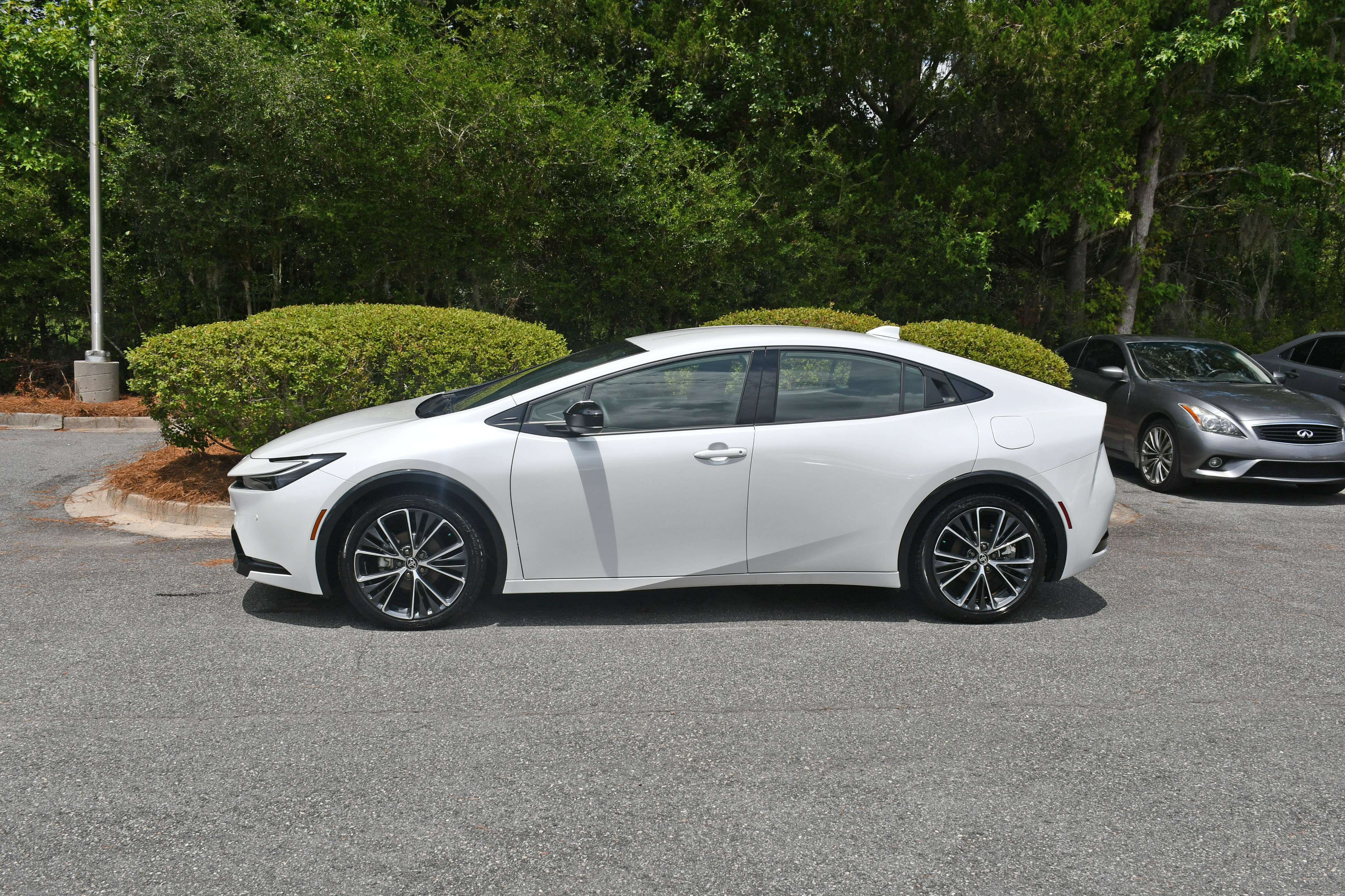 Used 2025 Toyota Prius XLE FWD image 2