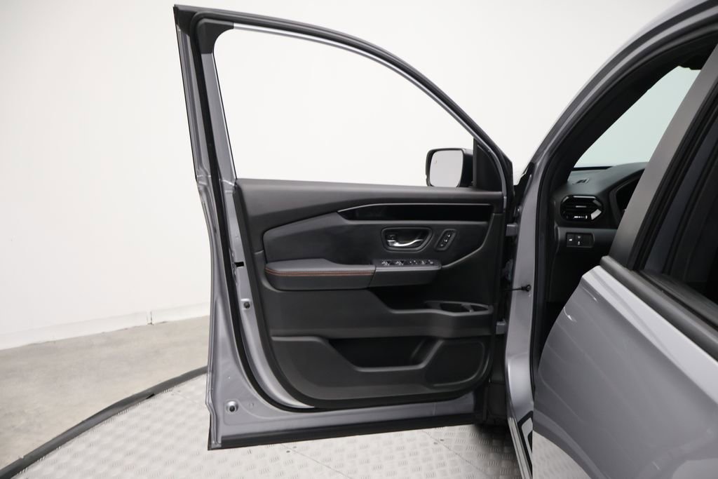 Used 2025 Honda Pilot TrailSport image 16