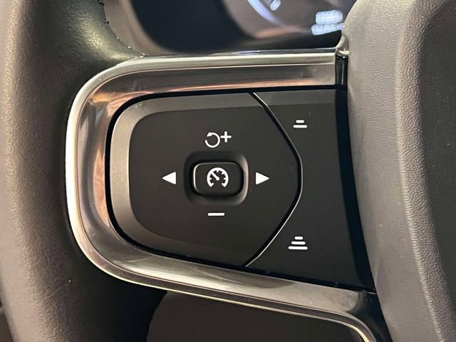 Used 2020 Volvo XC40 T4 Momentum image 21