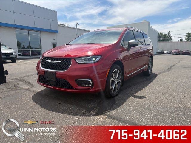 Used 2025 Chrysler Pacifica Pinnacle w/ Trailer Tow Group AWD/4WD image 1
