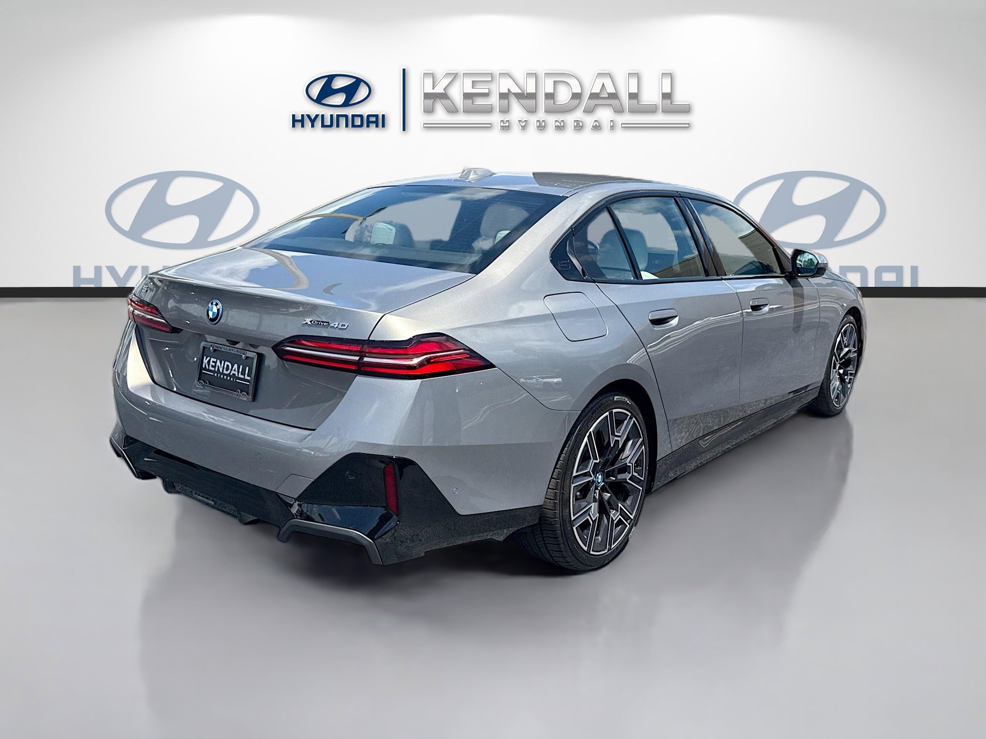 Used 2025 BMW i5 xDrive40 w/ M Sport Package AWD/4WD image 6