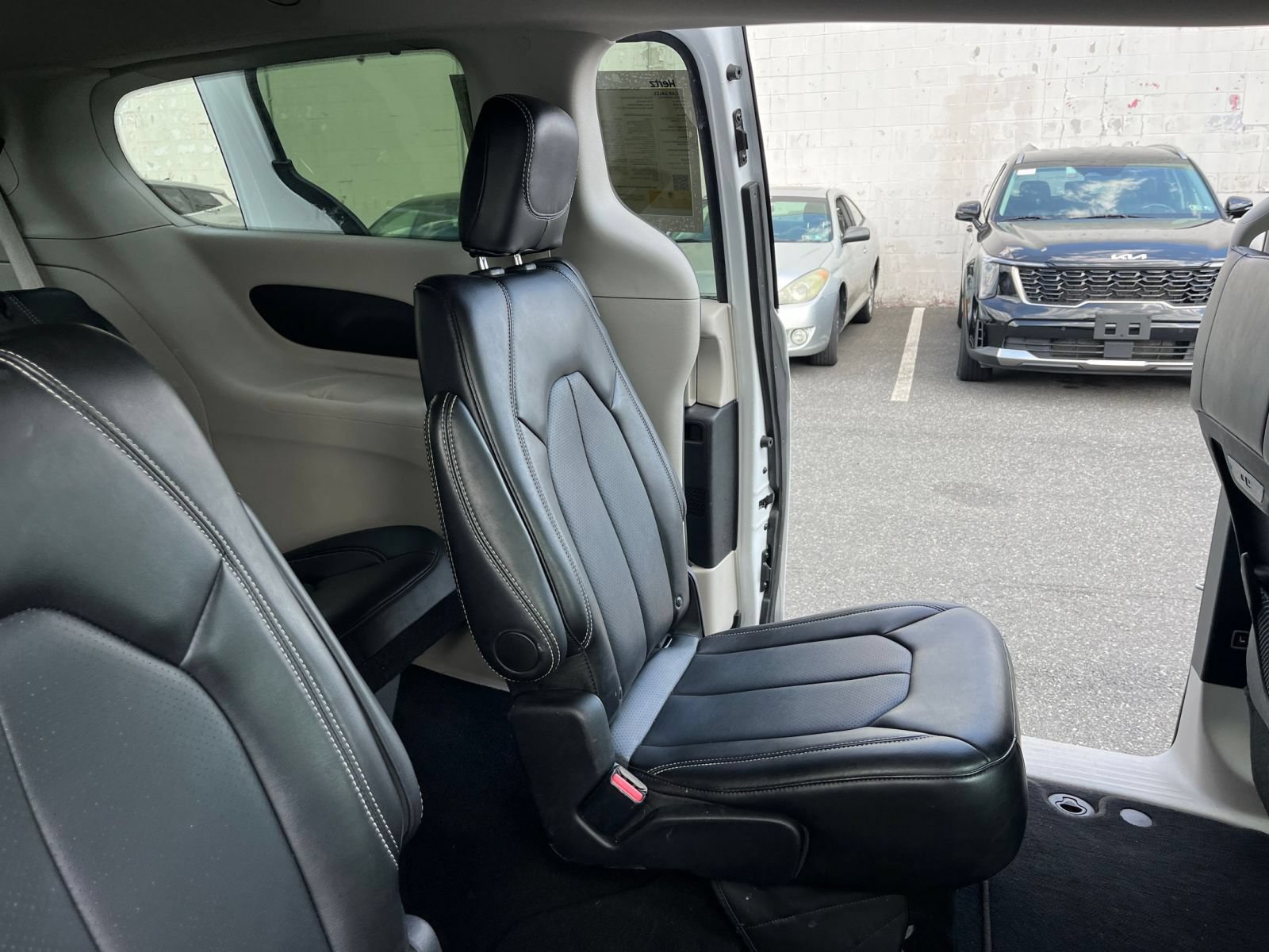Used 2024 Chrysler Pacifica Touring-L FWD image 39