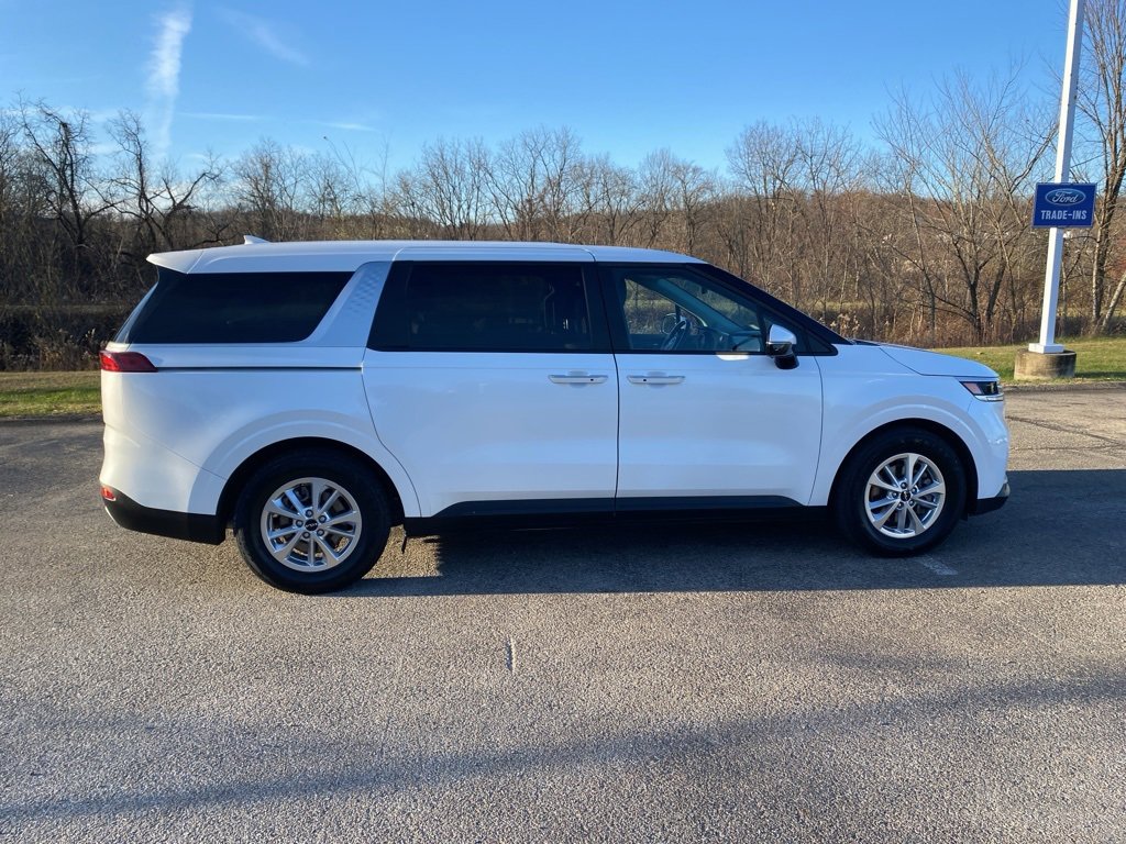 Certified 2022 Kia Carnival LX image 2