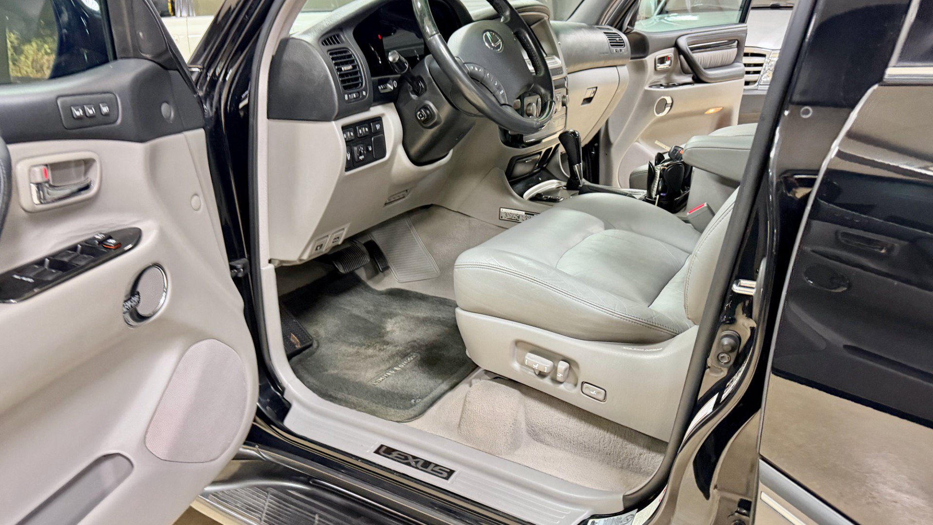 Used 2007 Lexus LX 470 4WD w/ Limited Edition image 27