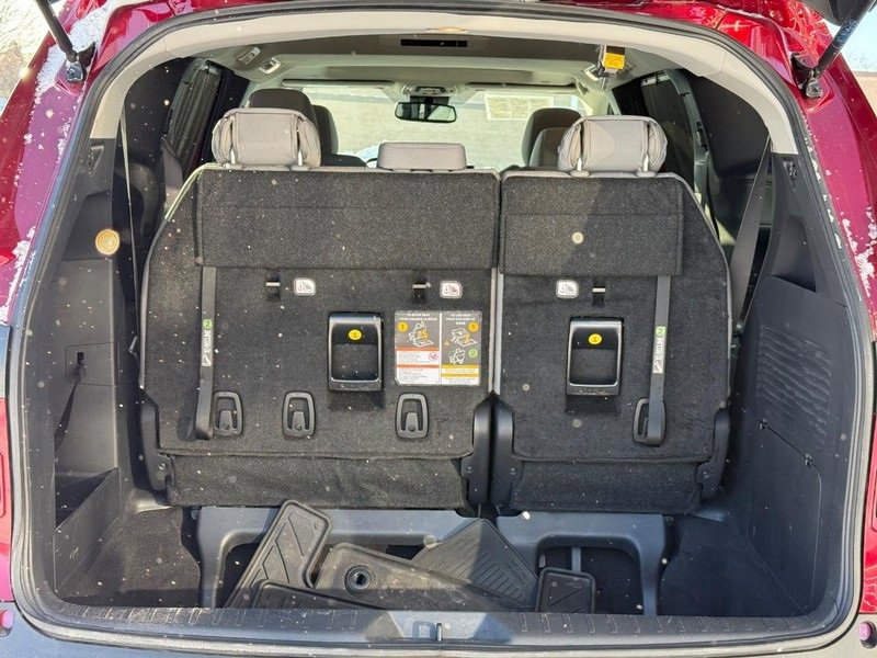 Used 2025 Toyota Sienna LE image 9