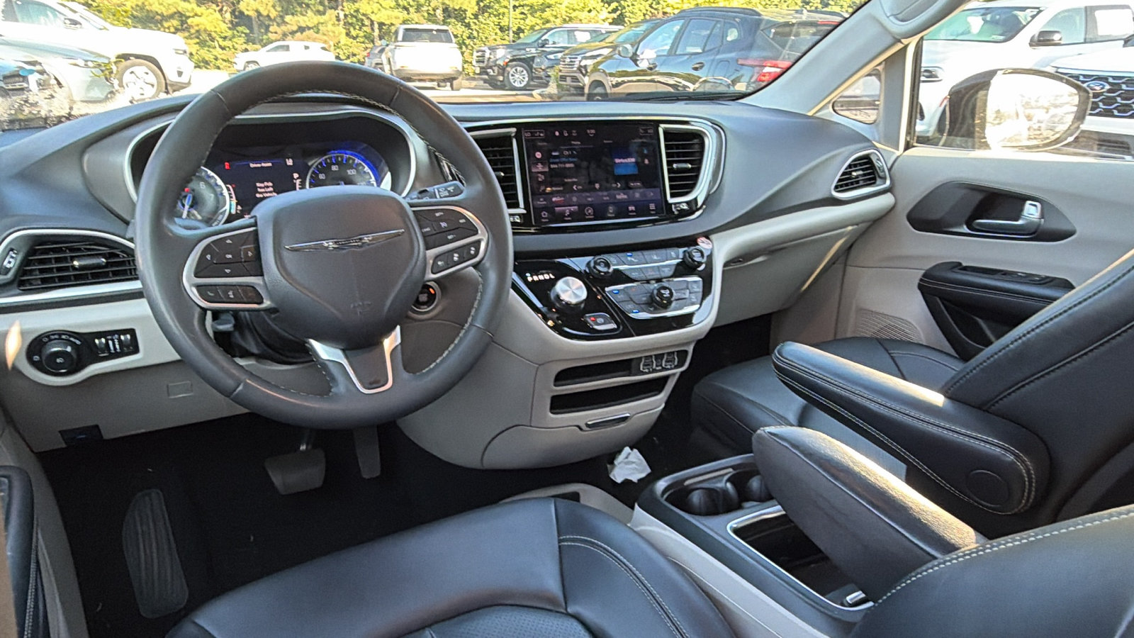Used 2024 Chrysler Pacifica Touring-L FWD image 24