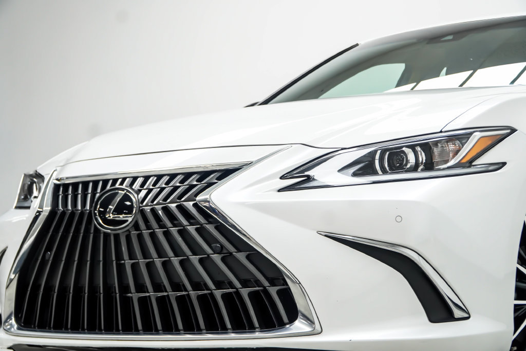 Used 2024 Lexus ES 350 w/ Premium Package FWD image 2