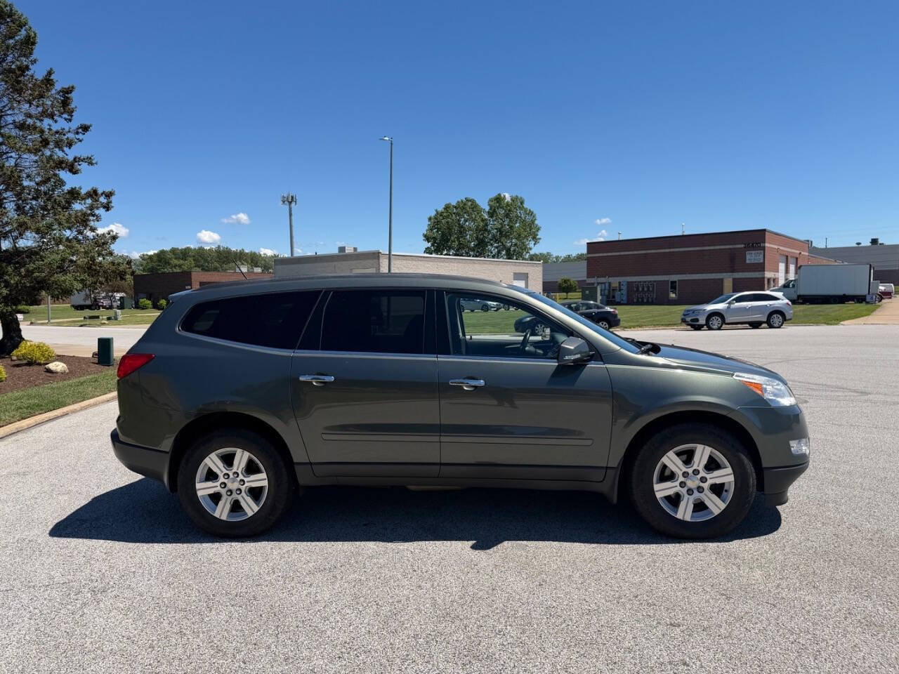Used 2011 Chevrolet Traverse LT FWD image 6