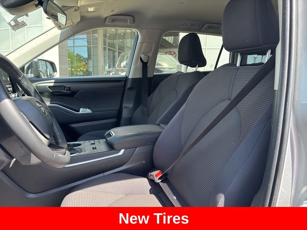 Used 2025 Toyota Highlander LE FWD image 12