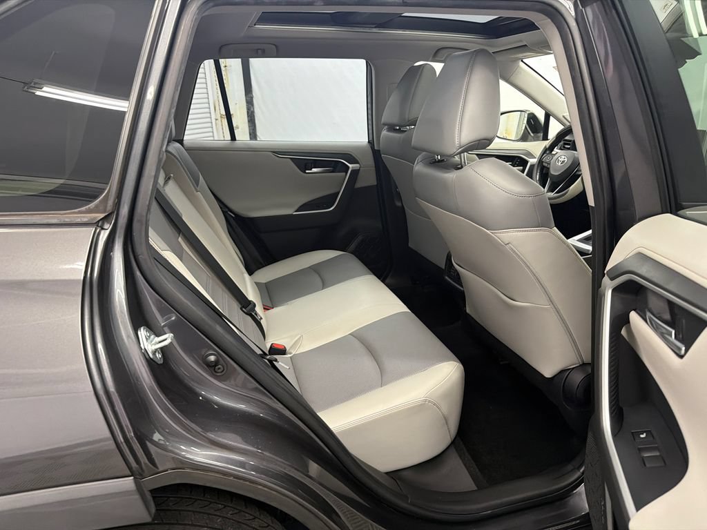 Used 2020 Toyota RAV4 Limited FWD image 17