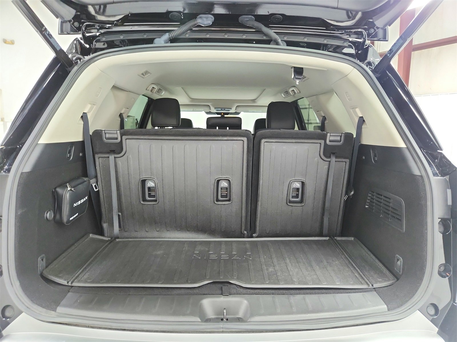 Used 2024 Nissan Pathfinder Platinum w/ Lighting Package (N93) image 47