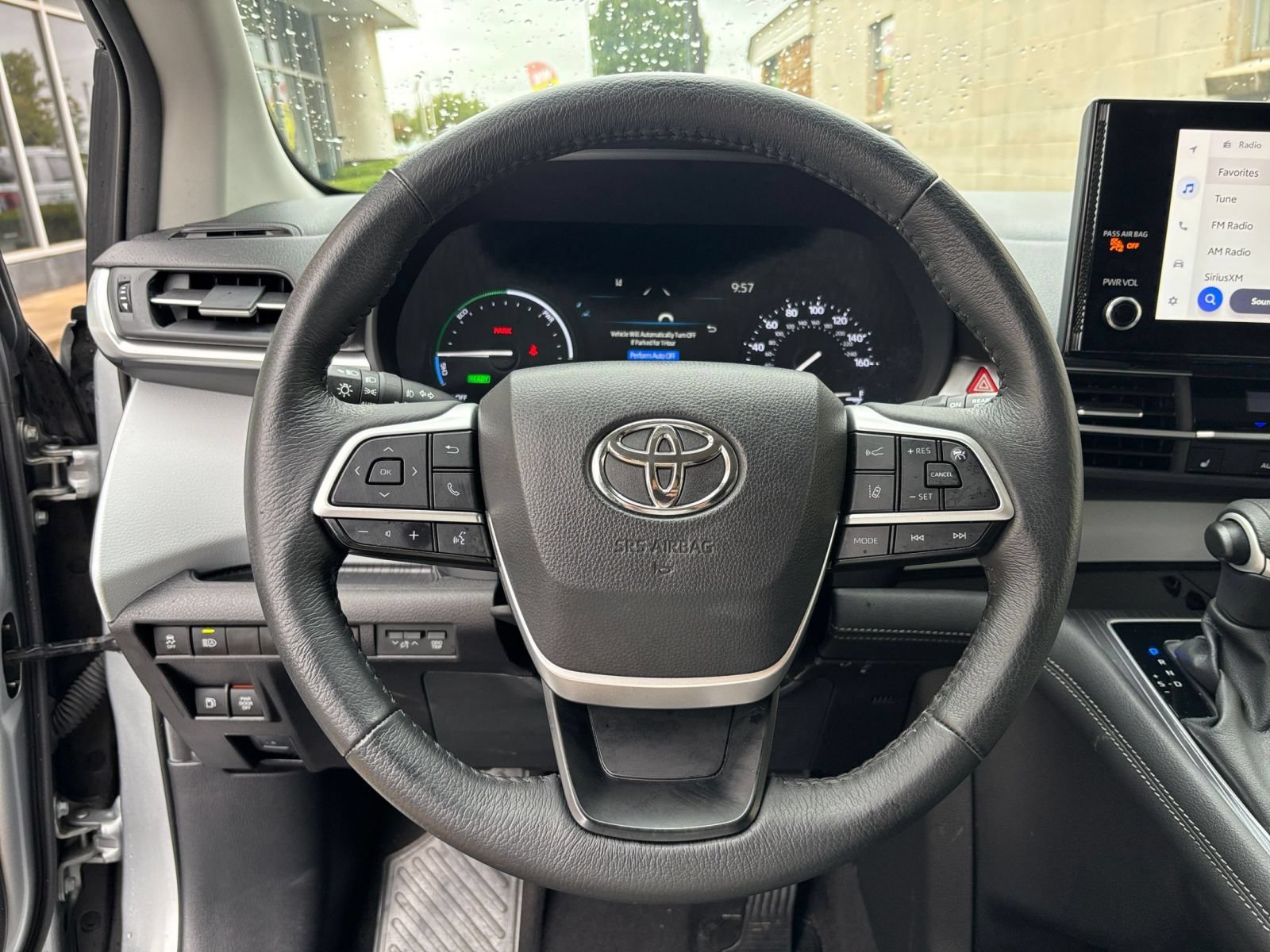 Used 2025 Toyota Sienna XLE FWD image 30