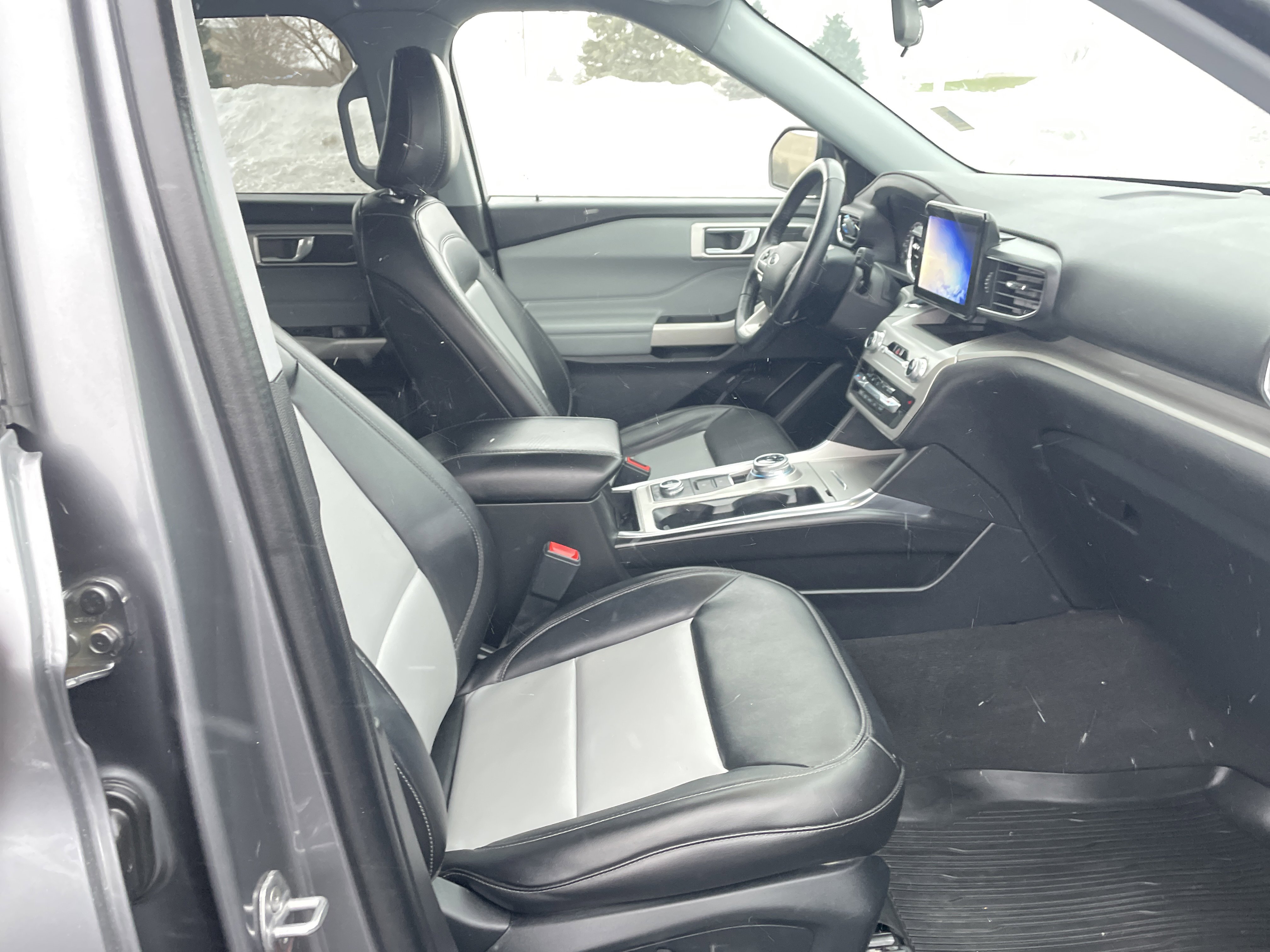 Used 2022 Ford Explorer XLT w/ Equipment Group 202A image 26