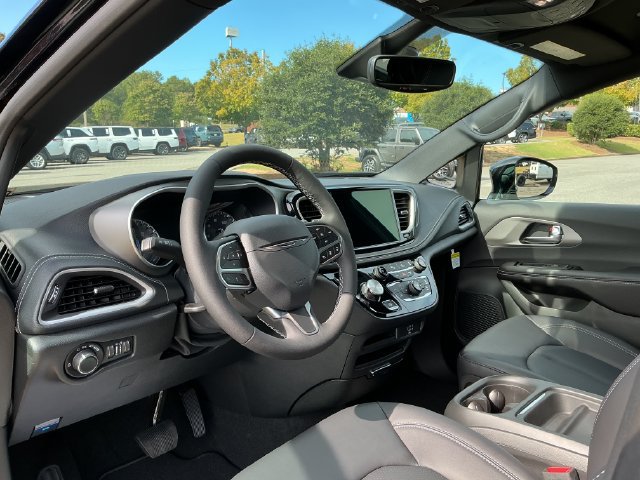 New 2027 Chrysler Pacifica Select FWD image 16