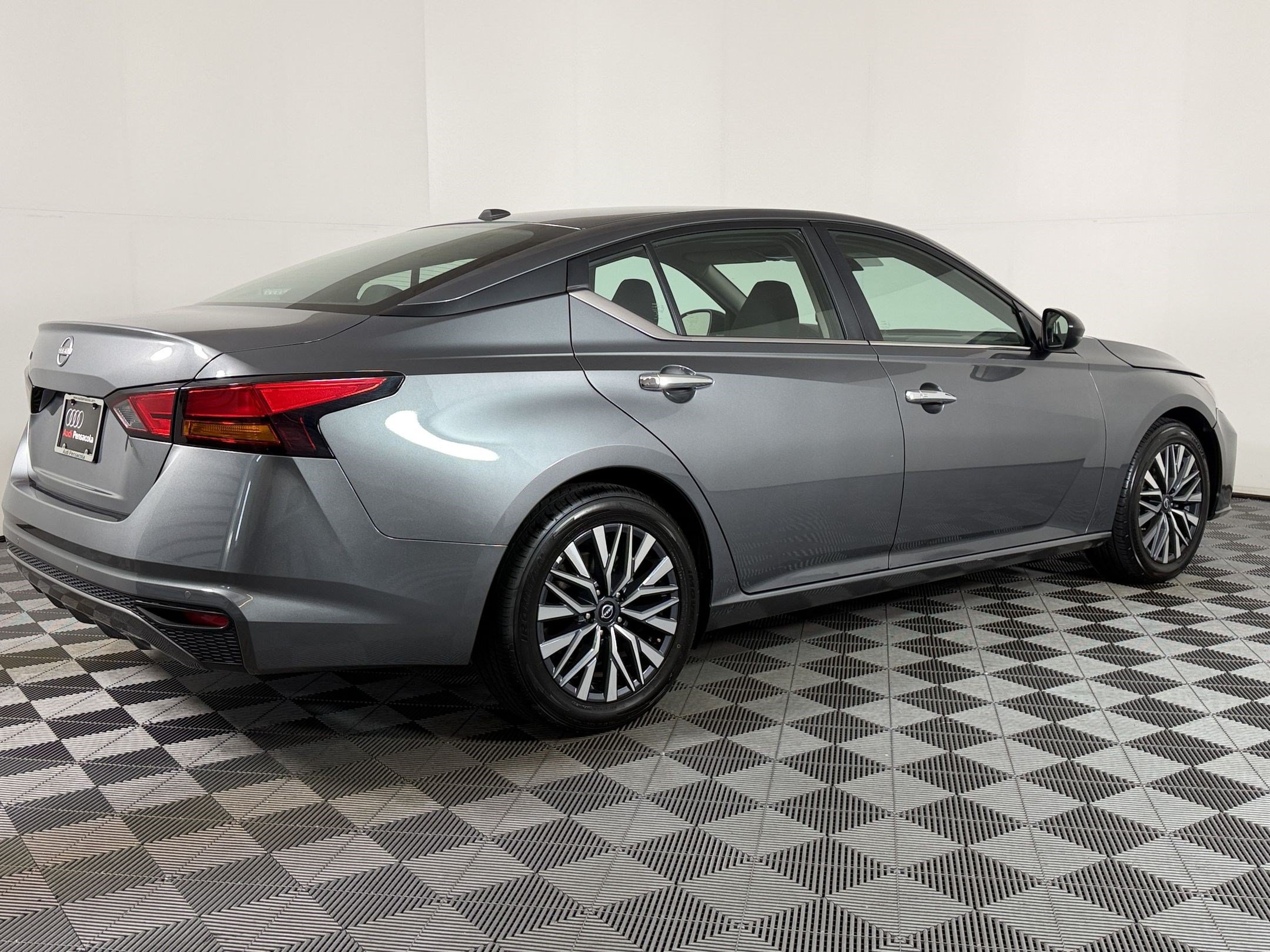 Used 2025 Nissan Altima 2.5 SV FWD image 7