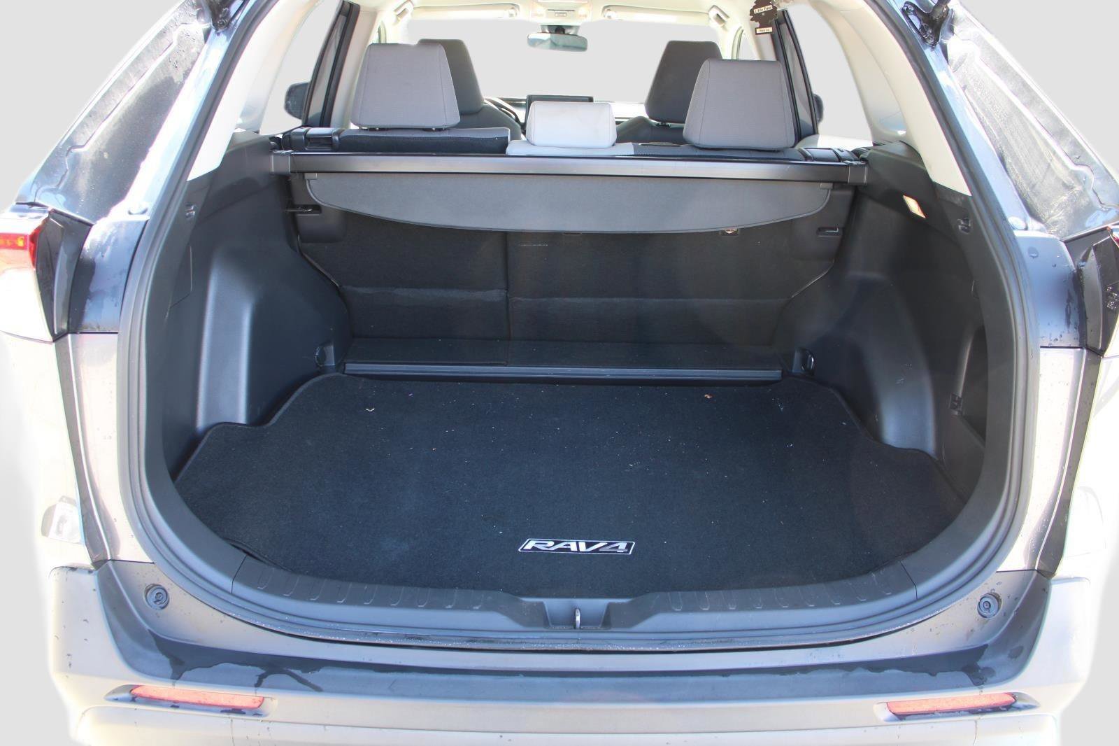 Used 2020 Toyota RAV4 XLE w/ Carpet Mat Package FWD image 19