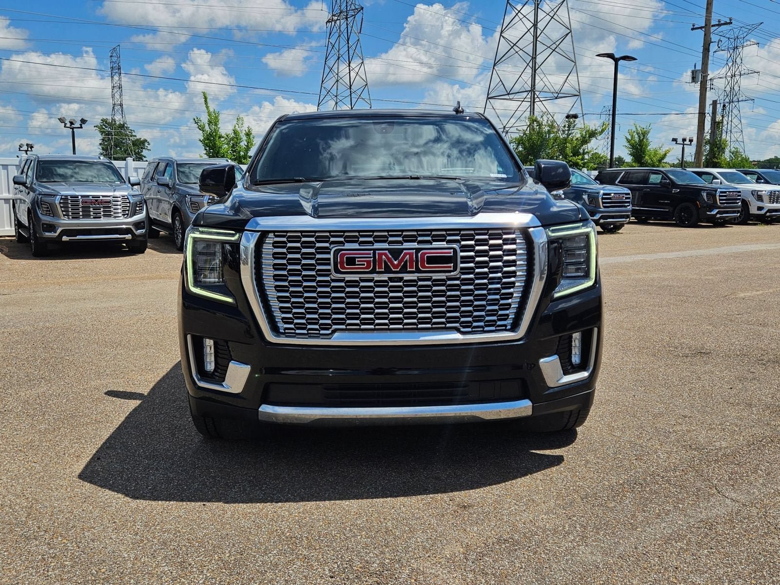 Used 2022 GMC Yukon Denali w/ Advanced Technology Package AWD/4WD image 9