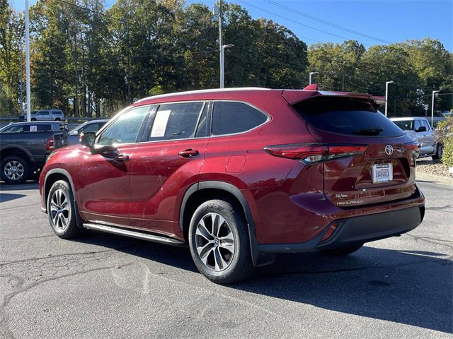 Used 2022 Toyota Highlander XLE image 3